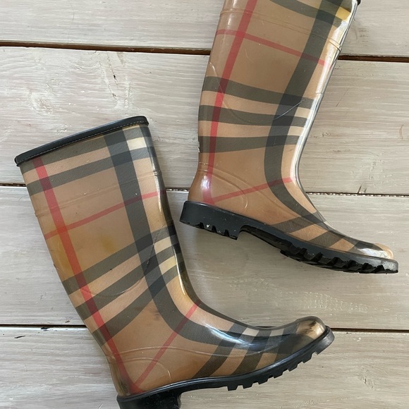 Burberry Rainboots. Only worn a few times. - Picture 4 of 6